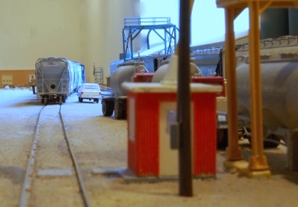 Now the loaded MP car can be re-spotted at the unloading chute by the yellow silos. 